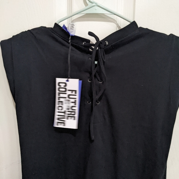 Future Collective with Kahlana Barfield Brown Power Shoulder Graphic Shi… - Picture 4 of 4